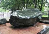 甘肃省最大的观赏庞公石 自然造型 雨中观石